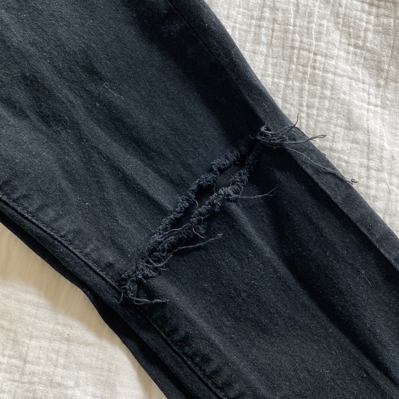 URBAN OUTFITTERS RIPPED BLACK JEANS - Picture 4 of 4